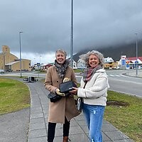 Helga aðstoðarskólastjóri tekur við hljóðnemunum úr hendi Hörpu Stefánsdóttur